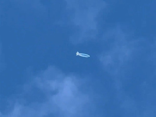 成都都江堰现系留浮空艇，疑为S4000型高空风能发电平台