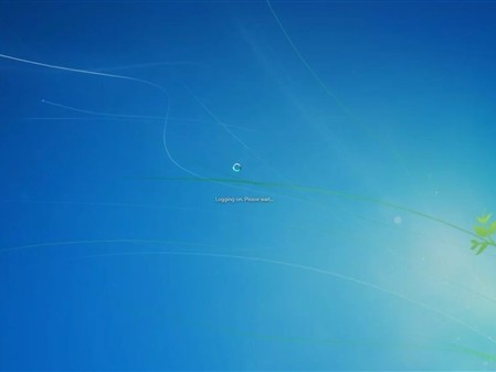 Windows纯色壁纸致登录卡顿30秒：就绪信号缺失引发系统等待超时