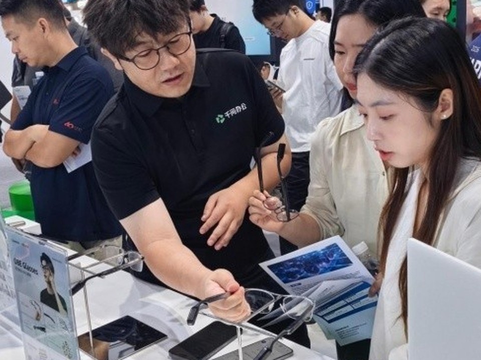 大眼橙携手钉钉入局AI办公硬件，AI听记眼镜亮相云栖大会