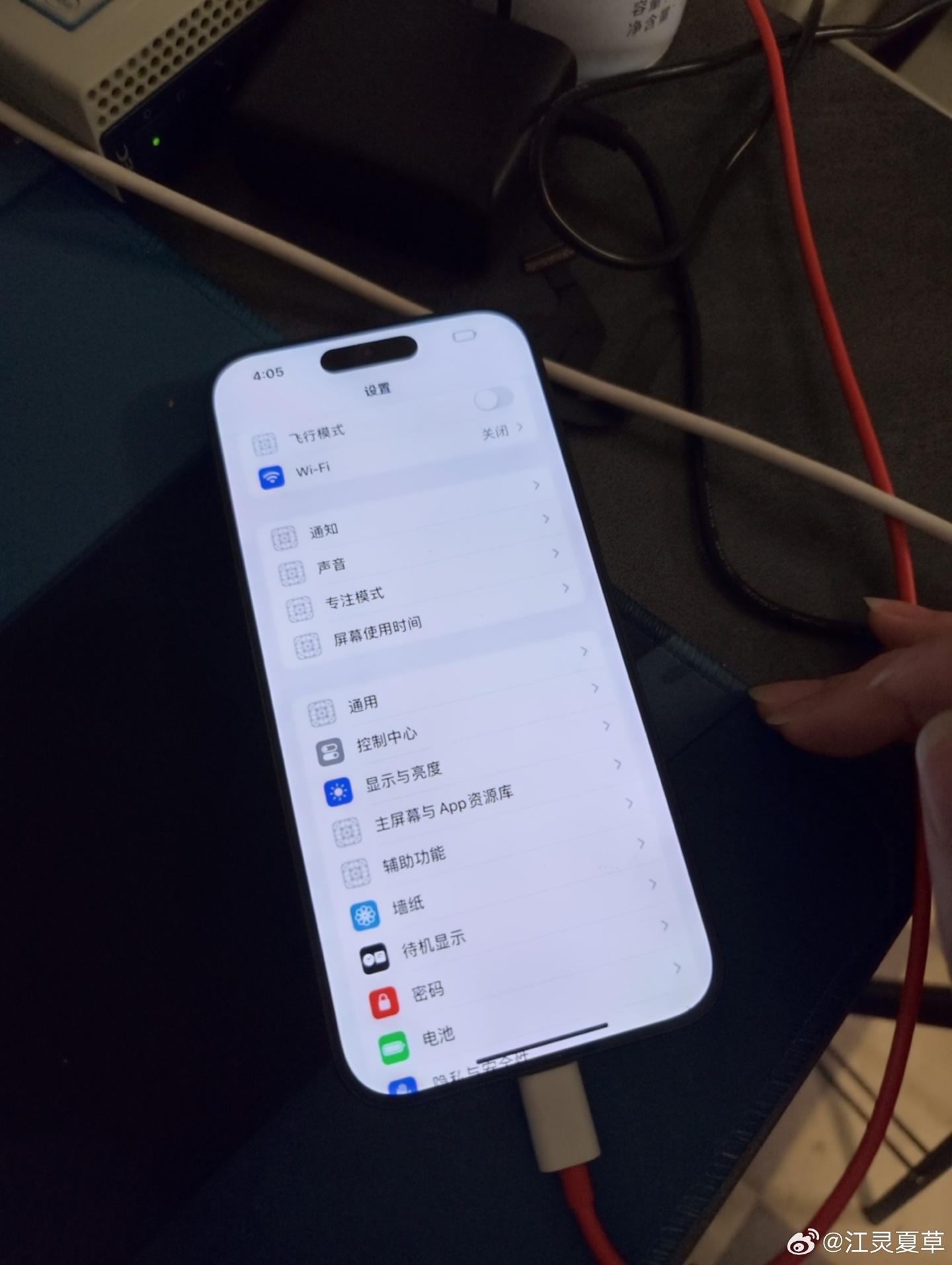 开发者成功在小米 REDMI K90 Pro Max 上运行苹果 iOS 17 系统，后续项目将开源