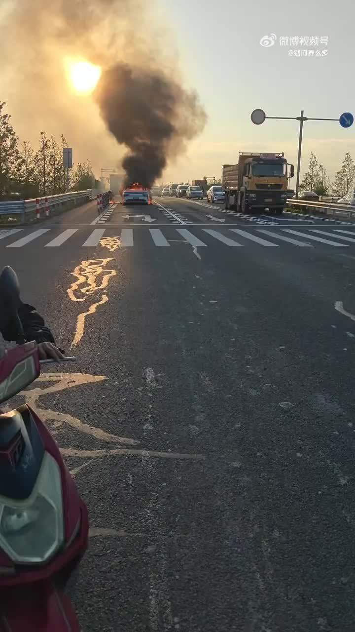 奕境曾清林回应浙江台州奕境 X9 起火事故：车辆刹停时被重载渣土车追尾，三位乘客无人受伤