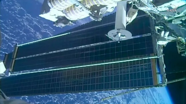 7 小时太空作业：美加宇航员出舱为国际空间站安装太阳能电池板