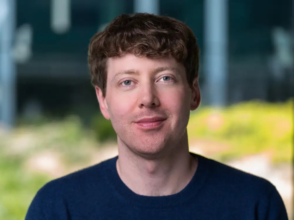 微软 AI 高管拉曼纳推动 Office 与 Copilot 组织扁平化，核心员工每周需到办公室四天