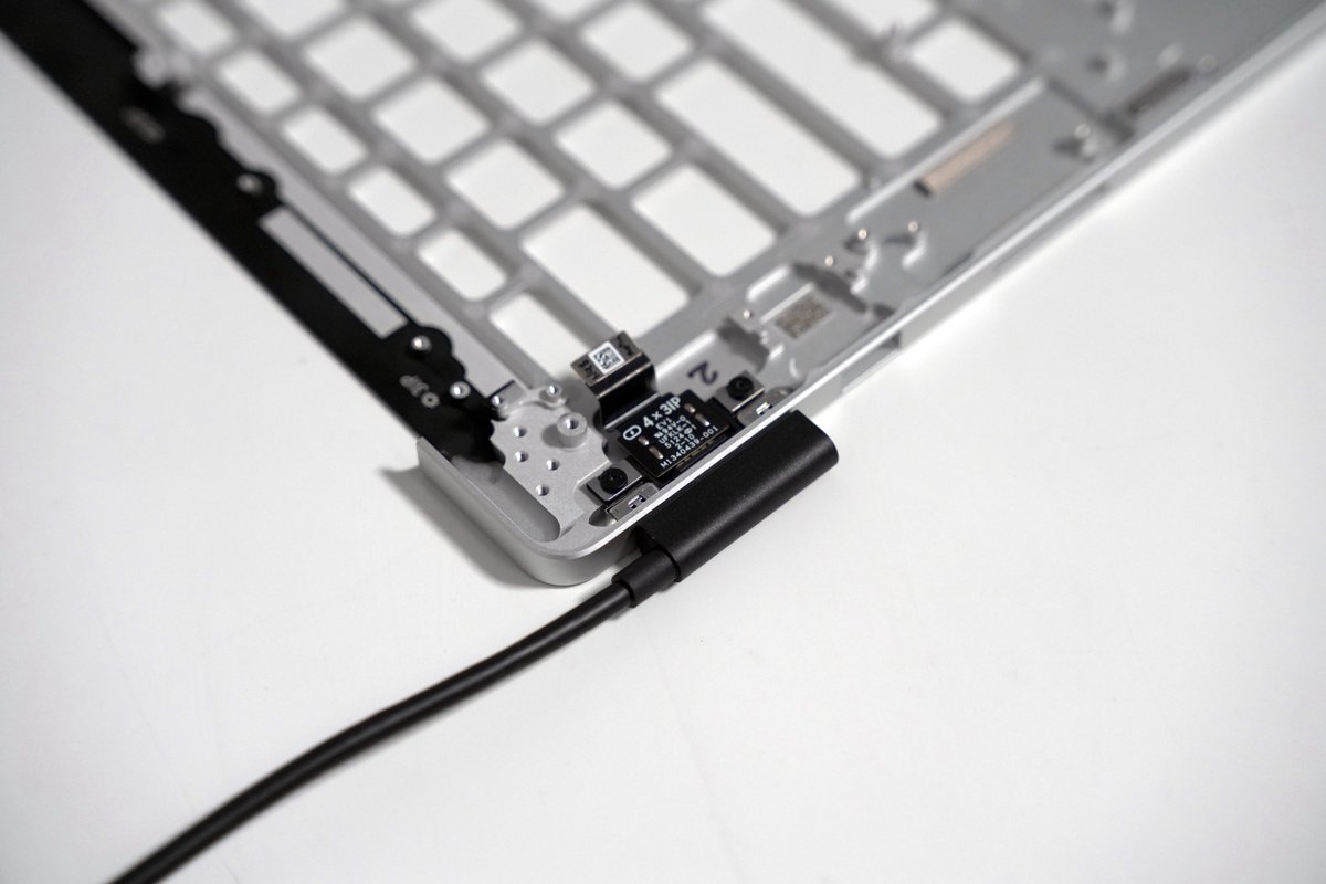 全球首款内置磁吸 USB-C 接口：微软调整 0.7 毫米磁铁位置，让 Surface 充电实现“自动泊车”