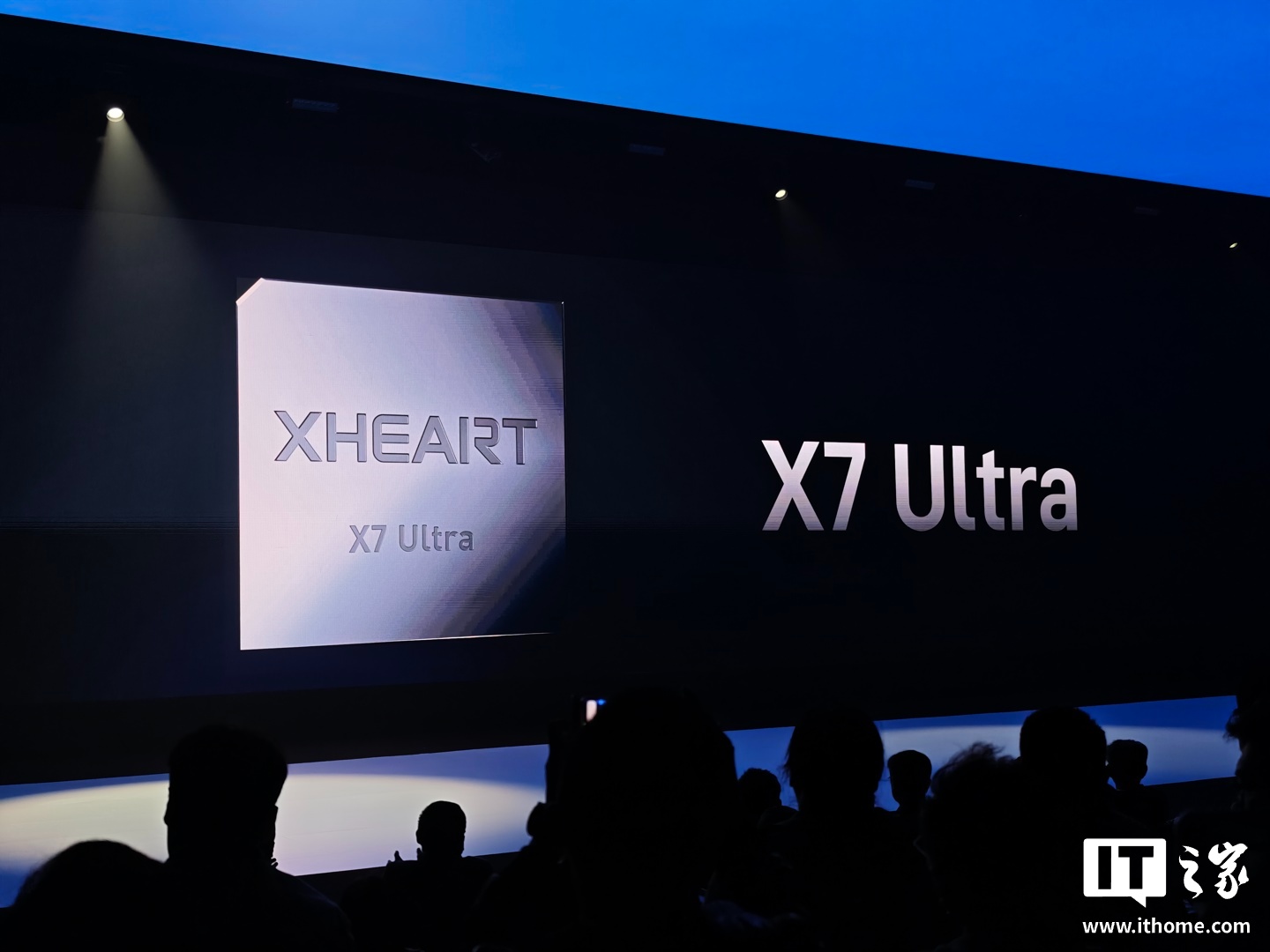 新芯航途 X7 Ultra 大模型芯片亮相：700 TOPS 算力，量产模型实测 99.99% 对齐