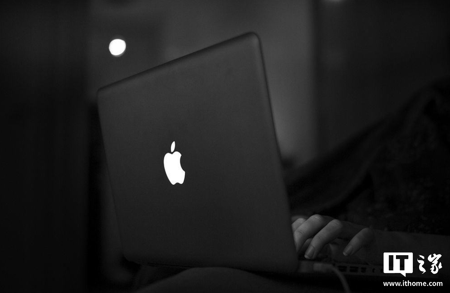 时隔 10 年发光 Logo 回归：苹果首款触控屏 MacBook Pro“苹果标”又会亮了