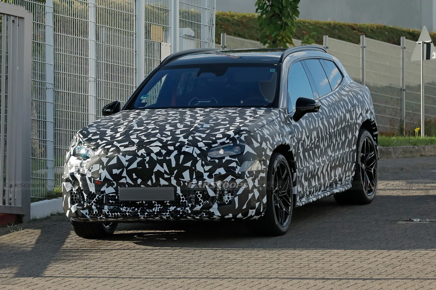 世界第一辆汽车专利申请 140 周年“献礼作”，AMG 首款纯电专属架构 SUV 谍照再曝
