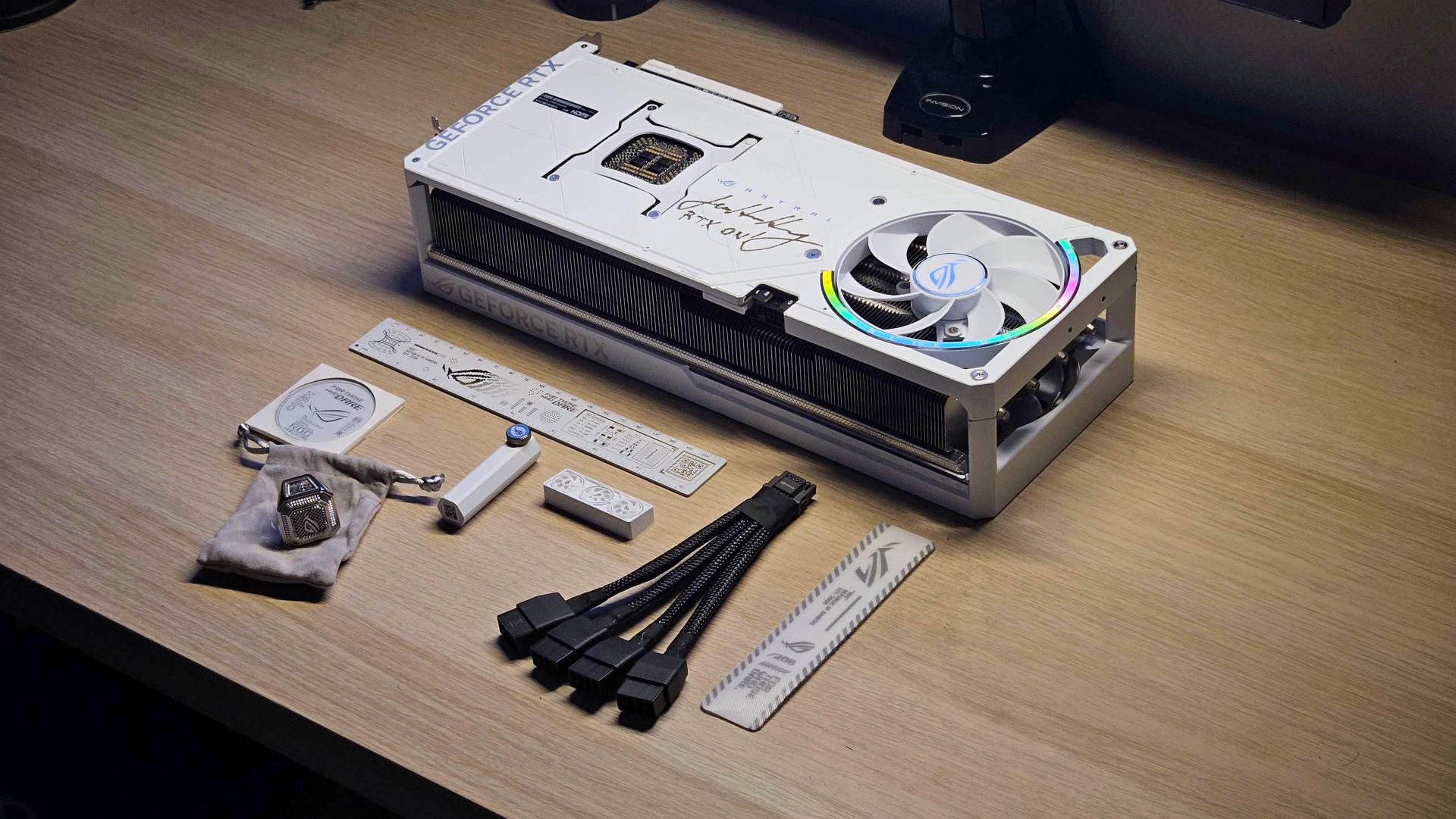 全球仅此一张：3D 艺术家二手购入 RTX 5090 显卡，开箱发现竟是黄仁勋签名孤品