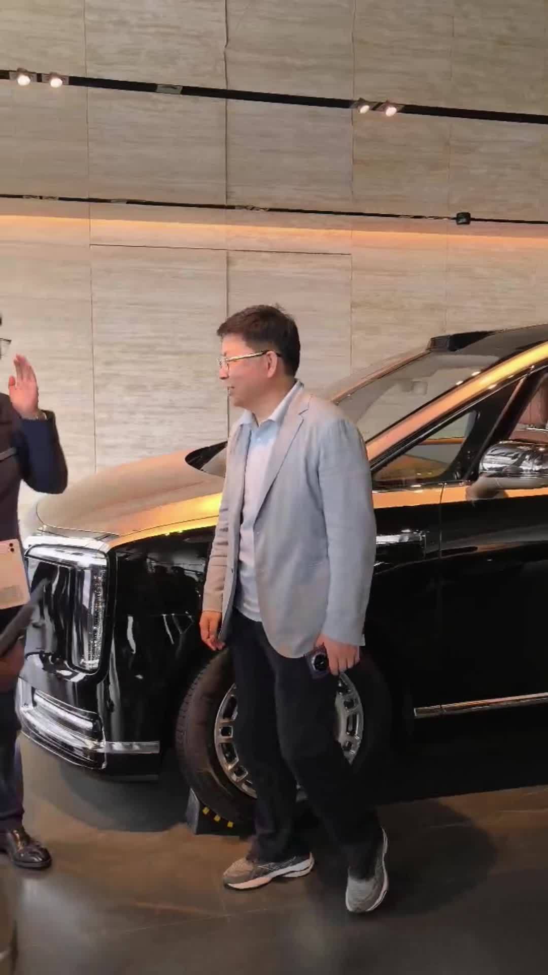 高端用户的终极之车：华为余承东透露鸿蒙智行尊界 SUV 非常非常高端，价格上也非常有诚意