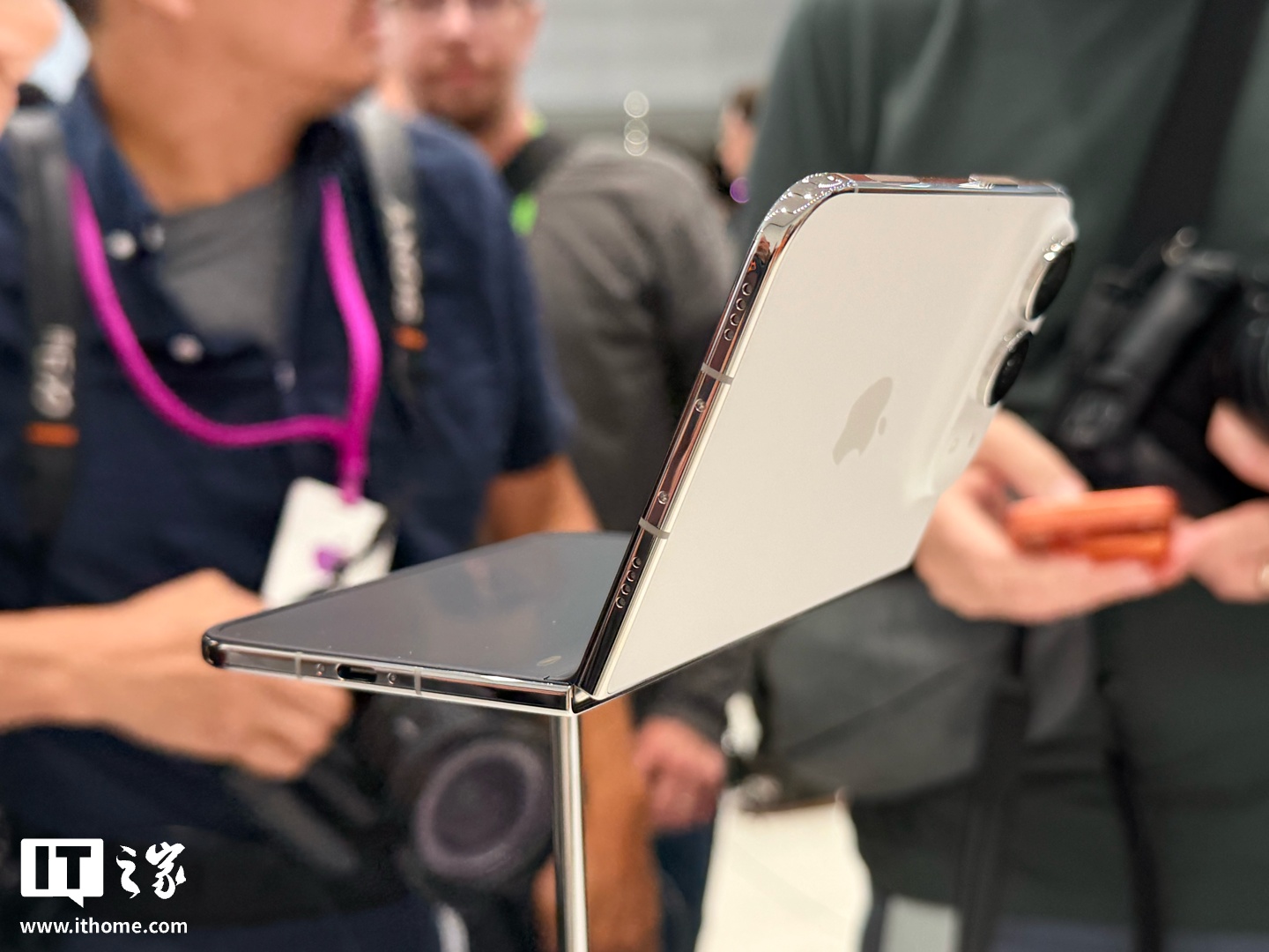 曝 iPhone Duo 首周激活销量约 12.5 万台，苹果同时包揽 W43 单周销量榜 TOP5